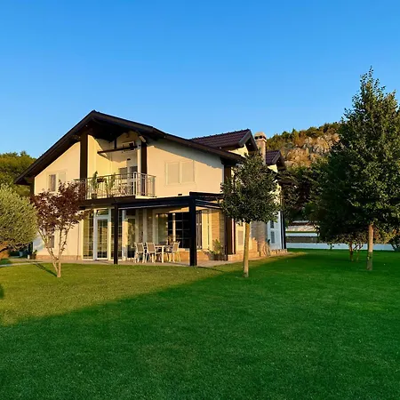 Villa Kadeli *
